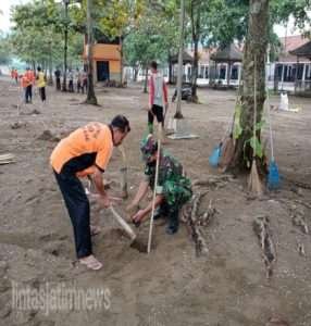 Dukung Trenggalek Menuju Go Green, Koramil 0806/07 Watulimo Bantu Tanam Bibit Pohon Cemara Laut