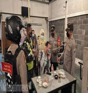 Tegakan Disiplin Prokes,Kapolres Gresik Pamor Keris Di Sejumlah Warkop