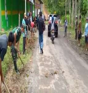 Babinsa Koramil 0806/10 Pule Ajak Warga Gotong-royong Bersihkan Ruas Kanan Kiri Jalan Desa