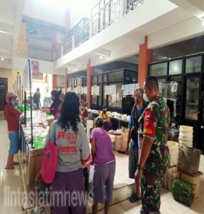 Babinsa Beri Himbauan Prokes Kepada Pedagang Dan Pembeli Di Pasar Tradisional