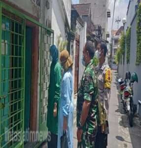 Babinsa Kelurahan Kemlayan Distribusian Obat Kepada Warga isoman di Wilayah