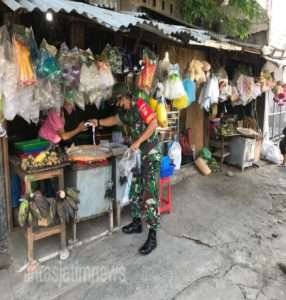 Dengan Ramah, Sopan Dan Humanis Serda Budiono Bagikan Masker Gratis