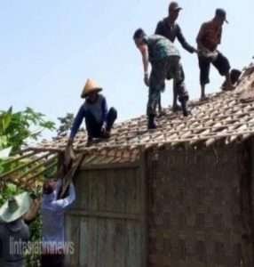 Babinsa Babadan Karya Bakti Perbaiki Atap Warga Binaan