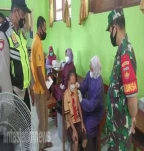 Penuh Keakraban, Babinsa Dan Bhabinkamtibmas Berikan Motivasi Anak Sebelum Divaksin