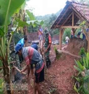 CEGAH LONGSOR, Babinsa Koramil 0801/08 Tulakan kerja bahkti membuat talud dan tanam pohon