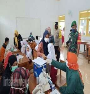 Sertu Priyanto Dampingi Kegiatan Vaksinasi Di Wilayah Binaannya