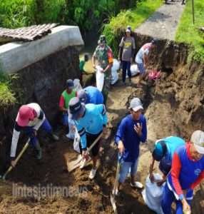 Cegah Kerusakan Meluas, Babinsa dan Warga Kerja Bakti Perbaiki Tanggul Sungai