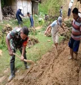 Wujud Nyata, Babinsa Koramil 0801/12 Pringkuku Bantu Warga Bersihkan Material Longsor