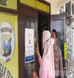 Tekan penyebaran covid 19, polres Gresik mengunakan aplikasi peduli lindungi