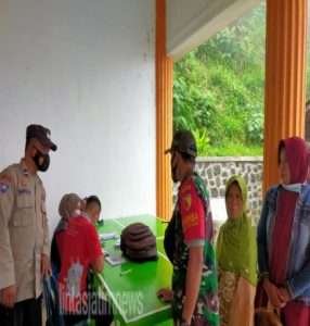 Pastikan Barjalan Lancar, Babinsa Koramil 0806/10 Pule Dampingi Pelaksanaan Vaksinasi Bagi Warga Desa Puyung