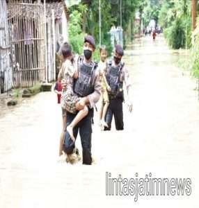 Polres Ponorogo Bantu Evakuasi Korban Bencana Banjir Di Ngasinan Jetis