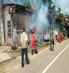 Babinsa Koramil 0801/05 Nawangan Dampingi Fogging di Desa Binaan