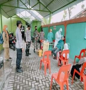 Babinsa Gondangrawe Dampingi Nakes Tes Swab PCR Warga Binaan