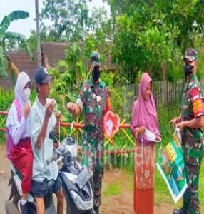 Personil TNI Berikan Himbauan Tentang Prokes Walaupun Sudah DI Vaksin