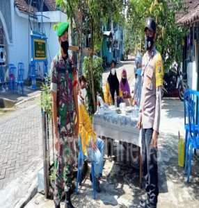 Yakinkan Vaksin Pfiser Aman Untuk Masyarakat, Babinsa Koramil Widodaren Dampingi Vaksinasi di Desa Kayutrejo