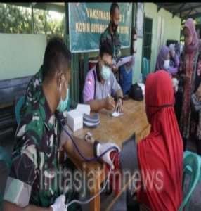 Ibu-ibu Persit KCK Cabang XIX Kodim Ngawi Terima Vaksin Booster