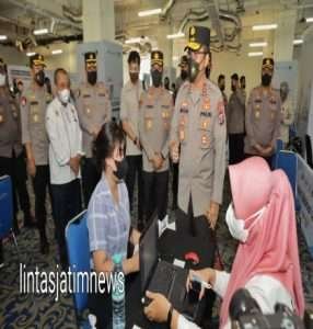 Dorong percepatan Vaksinasi, Kapolda Jatim Cek Vaksinasi Serentak dan Dialog Virtual dengan Kapolri