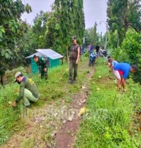 Cegah Penyebaran Omicron, Sertu Priyanto Pimpin Kerja Bakti Bersihkan Lingkungan