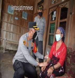 KAPOLRES SITUBONDO AKBP ANDI SINJAYA DOOR TO DOOR EDUKASI LANSIA UNTUK DIVAKSIN