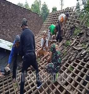 Dengan Semangat Gotong Royong, Babinsa Koramil 0805/10 Sine Selalu Hadir Membantu Kesulitan Warganya