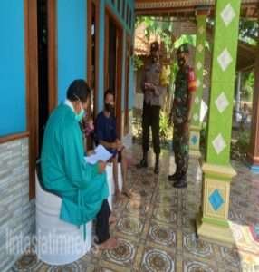 Bersama Bhabinkamtibmas, Anggota Koramil Mantingan Dampingi Nakes Tracking Warga