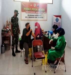 Babinsa Koramil 01/Wonogiri Dampingi Pelaksanaan Vaksin Boster Kepada Warga