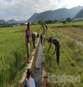 Bentuk Peduli, Babinsa Koramil 0801/01 Pacitan Bantu Bersihkan Saluran Irigasi