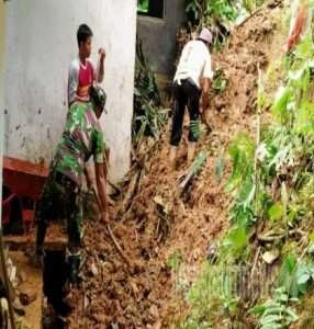 Kemanunggalan TNI Dan Rakyat, Koramil 0801/05 Nawangan Bantu Warga Bersihkan Material Longsor