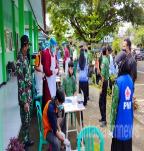 Pelda Bintoro Dampingi Nakes Lakukan Pelacakan dan Uji Random Covid-19 di SMKN 1 Pagerwojo