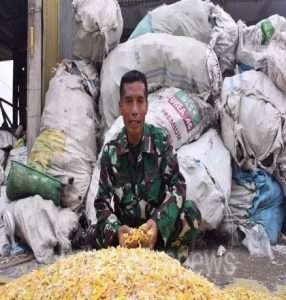 Dengan Alat Buatannya Sendiri, Prajurit TNI di Madiun ini Raup Cuan dari Limbah Plastik