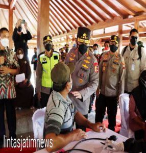 Gelar Vaksinasi di Candi Borobudur, Kapolri: Percepatan di Tempat Wisata yang Interaksi Tinggi