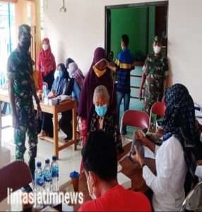 Forkopincam Jatiroto Dampingi Petugas Kesehatan Vaksinasi Kepada Lansia