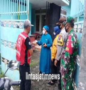 Di Masa PPKM Level 2, Babinsa Bersama Babinkamtibmas Berikan Obat Kepada Warga  Isoman