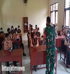 Tumbuhkan Nasionalisme Generasi Muda, Koramil 0805/06 Kwadungan Berikan Wasbang Ke Siswa SMPN 2 Kwadungan