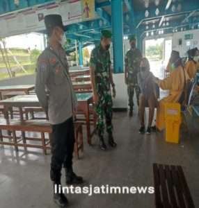 Pastikan Berjalan Lancar, Anggota Koramil Ngawi Pantau Pelaksanaan Vaksinasi