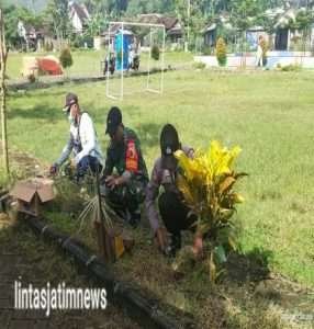 Babinsa Koramil 0806/02 Pogalan Bersama Pilar Desa Adakan Kerja Bakti Pembersihan Taman Desa Ngadirejo