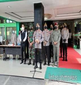 Kapolri Didampingi Forkopimda Jatim Mengecek Isoter di Hotel Asrama Haji Surabaya