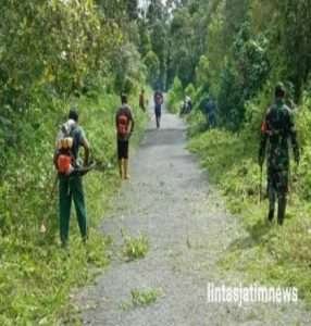 Antisipasi Kecelakaan Babinsa Jrakah Bersama Warga Bersihkan Jalan