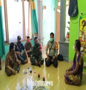 Cegah Melonjaknya Covid 19, Babinsa 0805/09 Kendal Aktif Dampingi Petugas Kesehatan Lakukan Tracing