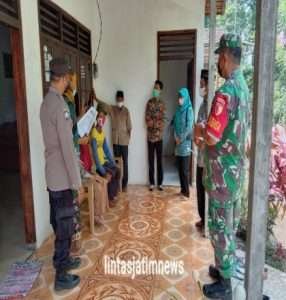 Babinsa Koramil 0806/03 Durenan Bersama Bhabinkamtibmas dan Tim Medis Lakukan Tracing Warga Kontak Erat Dengan Pasien Terkonfirmasi