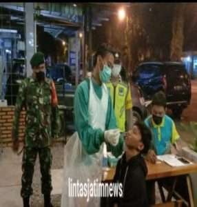 Bersama Tiga Pilar, Anggota Koramil Mantingan Gelar Operasi Yustisi Penegakan Prokes