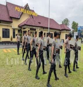 Polres Kebumen Latihan Pengendalian Massa dan Mengecek Peralatan Dalmas