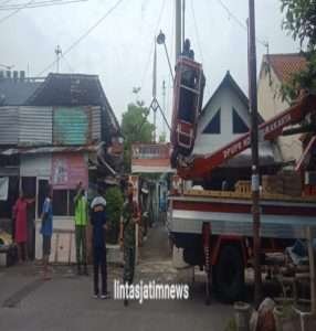 Sigap..!! Serda Budiono Bantu Perbaiki Lampu Penerangan Jalan Di Warga Binaan