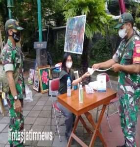 Tanggal Merah, Babinsa Keprabon Gelar Aksi Bagi-bagi Masker Gratis Di Wilayah