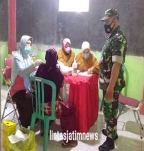 Sukseskan Program Pemerintah, Babinsa Dampingi Warga Terima Vaksin Boster