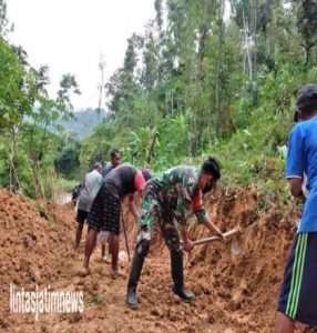 Babinsa Koramil 0801/12 Pringkuku Bersama Warga Kerja Bakti Perbaiki Saluran Irigasi