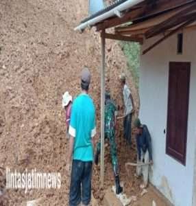 Babinsa Koramil 0801/07 Ngadirojo Bantu Warga Membersihkan Material Longsor