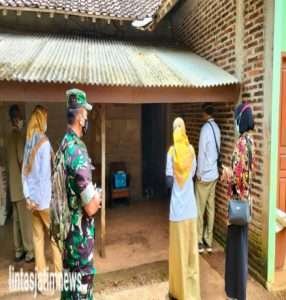 Cegah Penyebaran Omicron, Babinsa Koramil 0801/10 Punung Dampingi Nakes Giat Tracing