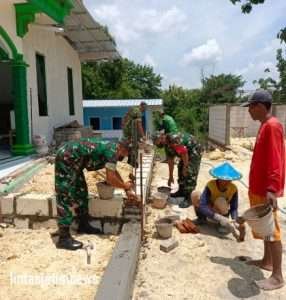 Wujud Kekompakan TNI dan Rakyat, Babinsa Koramil 0805/01 Ngawi  Kerja bakti Membangun Mushola