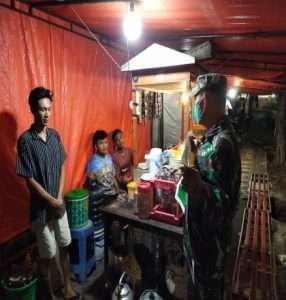 Humanis Dan Santun, Babinsa Himbau Warga Agar Selalu Pakai Masker